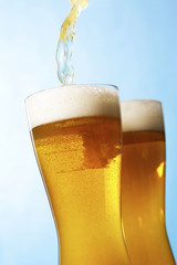 ビール　Pouring beer into glass