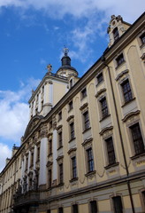 Fototapeta na wymiar Gmach główny Uniwersytetu Wrocławskiego - fasada z wieżą Matematyczną