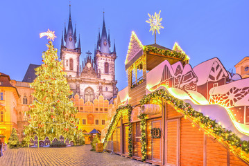 Christmas tree and fairy tale Church of our Lady Tyn in Prague, Czech Republic. - obrazy, fototapety, plakaty