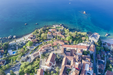 Naklejka premium Top view of a beautiful city near the sea
