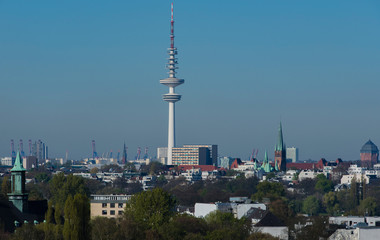 Hamburger Skyline Ansicht von einem Gebäude © vschlichting