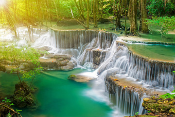 Fototapety  Piękny wodospad w głębokim lesie, Tajlandia