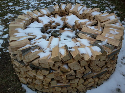 Holzmiete mit Schnee