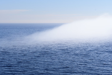 Aufziehender Nebel auf dem Meer