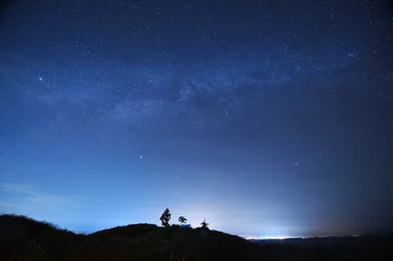Deurstickers nachtelijke hemelsterren met Melkweg op bergachtergrond. © nimon_t