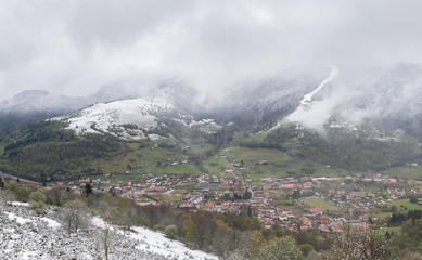 neige de printemps sur le village