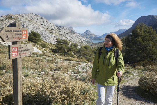 Wanderin am Cuber Stausee, Serra de Tramuntana, Mallorca, Spanien