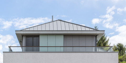 Giebel eines Hauses mit Fenster