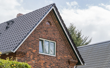 Giebel eines Hauses mit Fenster