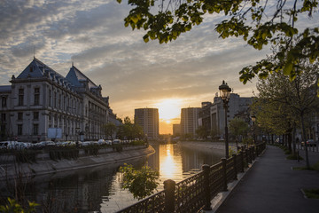Obraz premium Bucharest city center at sunset - Justic Palace and Dimbovita river.