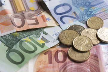 Saving euro coins and notes