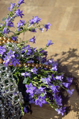 Bouquet de capucines orné de perles argentées et dorées