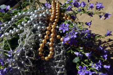 Bouquet de capucines orné de perles argentées et dorées