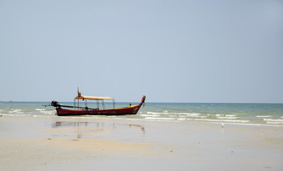 Fototapeta na wymiar Traditional Thai boat near the beach