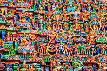 Kleurrijke gebeeldhouwde muren van de Indiase tempel.