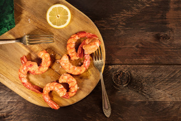 Cooked shrimps, slice of lime, two forks, copyspace