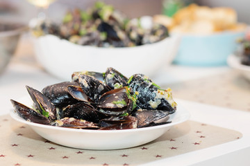 Steamed mussels in cheese sauce.