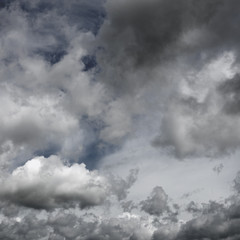 Obraz premium Nastrojowe dramatyczne zachmurzone niebo. Chmury latające nad horyzontem, chmura.