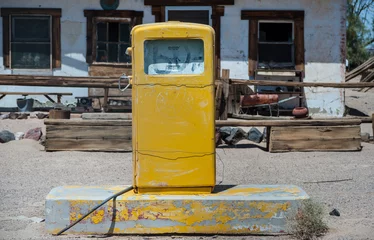 Photo sur Plexiglas Route 66 Ancienne pompe à essence de la station-service vintage abandonnée sur la route 66 dans le sud de la Californie