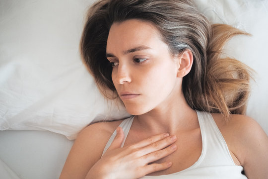 Donna a letto pensierosa o stanca