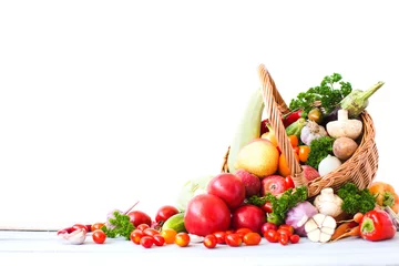 Selbstklebende Fototapete Gemüse Korb mit frischem Gemüse und Obst.