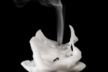 Nahaufnahme von einer ausgepusteten rauchenden weißen Kerze