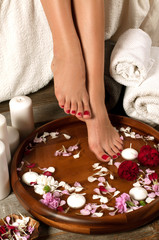 Obraz na płótnie Canvas Female feet in spa salon, closeup