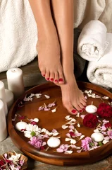 Photo sur Plexiglas Pédicure Pieds féminins dans le salon spa, gros plan