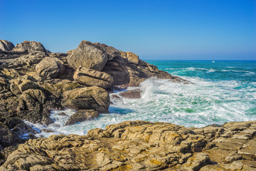 Les Rochers de Saint-Guénolé près de Penmarc'h avec un petit chalutier - Les Rochers de Saint-Guénolé near Penmarc'h with a small fishing boat