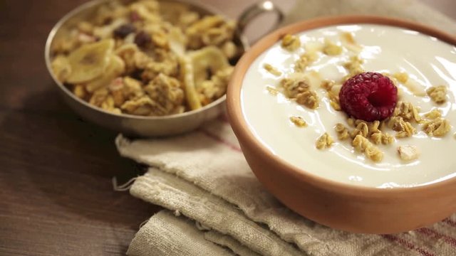 yogurt with raspberries ank muesli