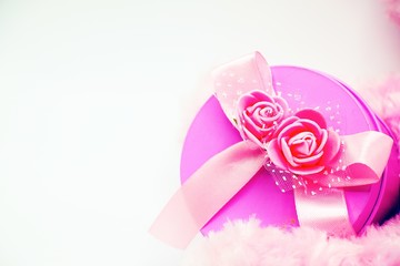 Obraz na płótnie Canvas Pink round gift box 