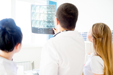 Obraz premium Group of doctors looking at xray