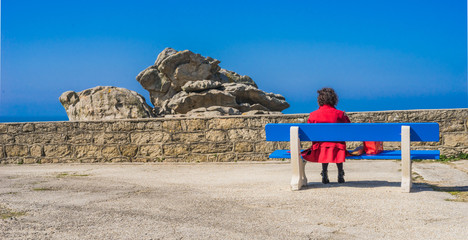 Les Rochers de Saint-Guénolé près de Penmarc'h avec une touriste - Les Rochers de...