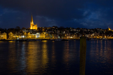Fototapeta na wymiar Abend am Flensburger Hafen mit St.Jürgen Kirche