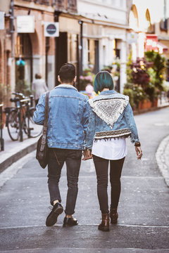 Couple de jeune hipster marchant de dos dans la rue