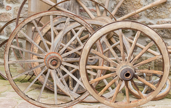 vieilles  roues en bois 