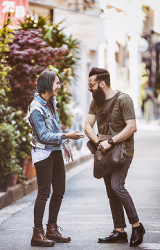 Couple de jeune hipster fouillant un sac dans la rue
