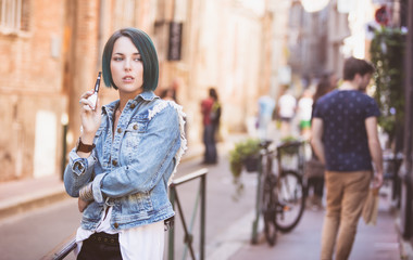 Jeune Hipster vape dans la rue