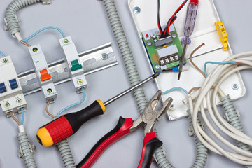 Монтаж электрических приборов,кабелей,защиты от токов замыкания