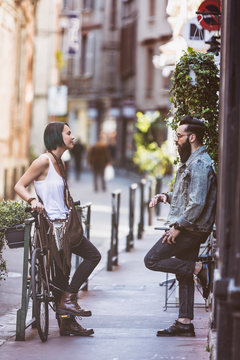 Couple de jeune hipster en pleine discution