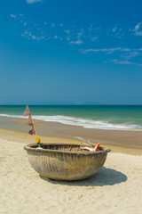 Fototapeta na wymiar fishing boat on the beach of Hoi An