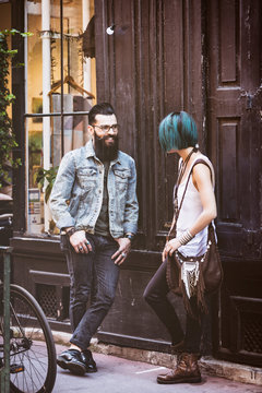 Couple de jeune hipster en pleine discution