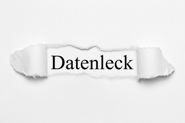 Obraz premium Datenleck auf weißen gerissenen Papier
