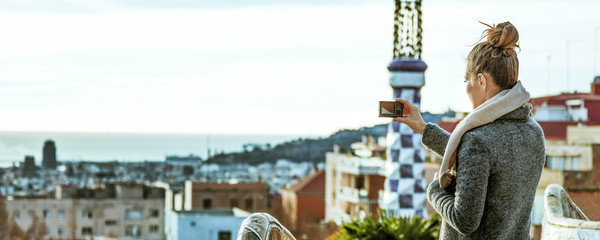 Obraz premium tourist woman in Barcelona taking photo with digital camera