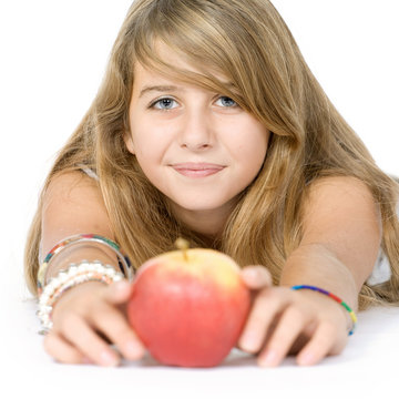 jeune fille avec une pomme