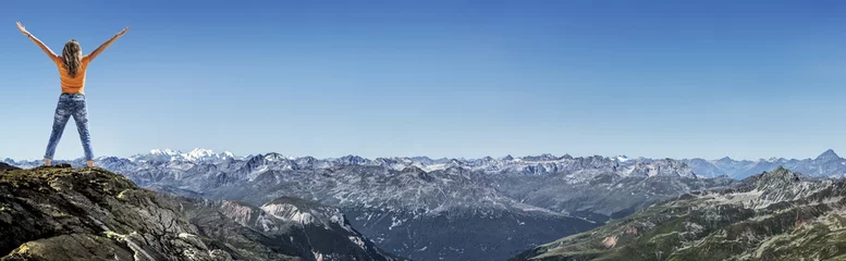 Plaid avec motif Alpinisme Femme devant les montagnes