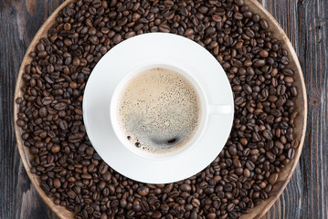 Geröstete Kaffeebohnen und Kaffee