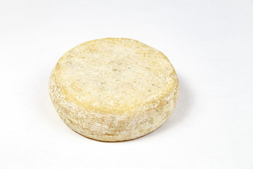 Formagella bergamasca su sfondo bianco