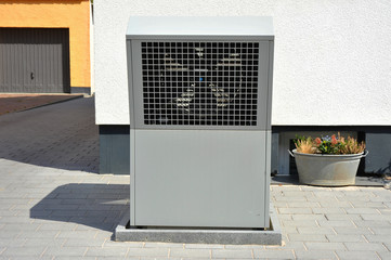 Luftwärmepumpe für Heizung und Warmwasser vor einem Niedrigenergiehaus