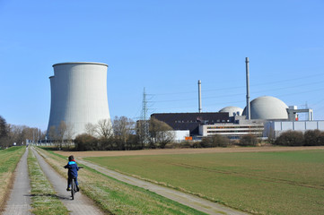 Kühltürme und Reaktorkuppeln eines Kernkraftwerks